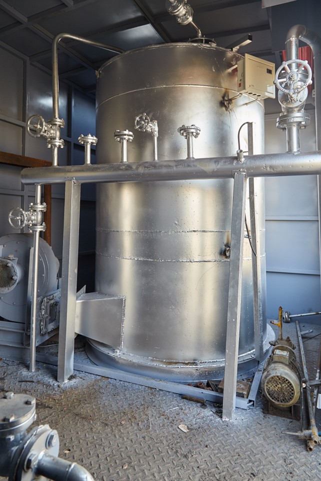 Portable steam generation equipment with stainless steel body and temperature gauges in operation